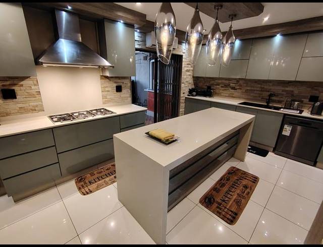 5 BEDROOM HOUSE FOR SALE IN LA LUCIA